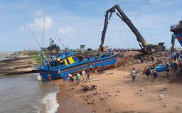 Phú Yên: Tàu cá lại mắc cạn vì cửa biển Đà Diễn bị bồi lấp