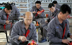Nhà máy Triều Tiên bận rộn sản xuất quần áo 'Made in China'
