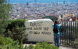 Dân Barcelona ném trứng phản đối khách du lịch