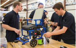 Sinh viên chế tạo thành công xe lăn điện nhỏ nhất thế giới