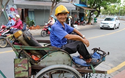Con trai 76 tuổi đạp xích lô ở Sài Gòn nuôi mẹ già 102 tuổi