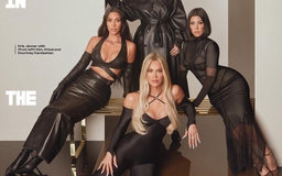 Kim Kardashian khoe vòng một, cùng mẹ, em gái ăn mặc kín đáo lên bìa tạp chí