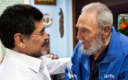 Huyền thoại bóng đá Maradona vĩnh biệt ân nhân Fidel Castro