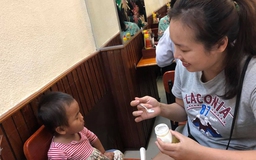 Cô gái Sài Gòn vượt ngàn cây số cưu mang em bé dân tộc liệt 2 chân