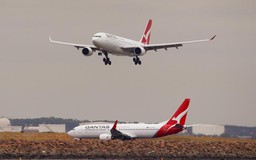 Máy bay Qantas suýt đâm nhau trên đường băng