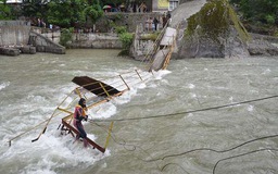 Nhiều sinh viên thiệt mạng vì đứng trên cầu gỗ chụp ảnh