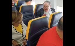 Ryanair bị 'ném đá' vì xử lý không tốt người phân biệt chủng tộc trên máy bay