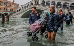 Thủy triều cao kỷ lục sau 10 năm, ¾ Venice ngập nặng