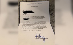 Bà Hillary Clinton viết thư an ủi bé gái 8 tuổi
