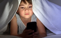 Nguy cơ con trẻ xương giòn vì cha mẹ không quản lý điện thoại