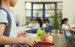 Cho học sinh ăn đồ nguội vì thiếu tiền bán trú
