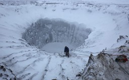 Vì đâu các hố sâu khổng lồ xuất hiện ở Siberia?