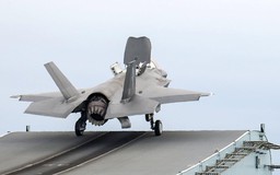 Anh trục vớt thành công xác tiêm kích F-35B rơi khỏi tàu sân bay