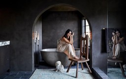 “Phòng tắm là một hang động gợi cảm” trong ngôi biệt thự ven đồi của Vanessa Hudgens