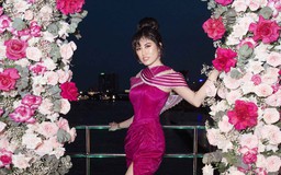 Emily Hồng Nhung đón sinh nhật trên du thuyền hoa