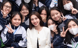Hoa hậu Thùy Tiên được fan vây kín khi đến quê hương Quang Linh Vlog