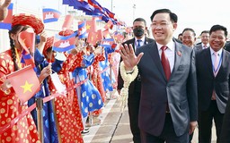 Chủ tịch Quốc hội Vương Đình Huệ đến Phnom Penh, bắt đầu thăm chính thức Campuchia