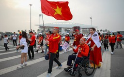 CĐV Việt Nam nườm nượp đổ về sân Mỹ Đình xem bán kết lượt về AFF Cup