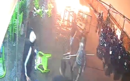 TP.HCM: Truy xét nhóm người chém thực khách, quăng bom xăng vào quán nhậu