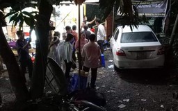 Long An: Ô tô lao vào đám tang ven đường, 7 người bị thương