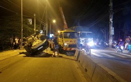 TP.HCM: 7 người mắc kẹt trong ô tô lật nhào ở Hóc Môn