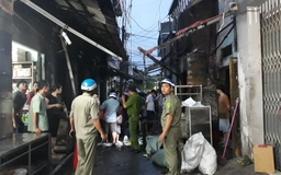 TP.HCM: Rớt bình gas mini gần bếp lửa, gây cháy lớn ở Q.Tân Phú