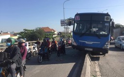 TP.HCM: Xe buýt 'leo’ lên dải phân cách, nhiều hành khách hoảng loạn