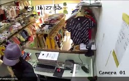 Tên cướp đâm nữ nhân viên shop quần áo: Lời kể của nạn nhân
