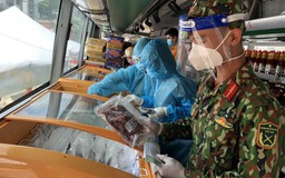 Bộ đội, tình nguyện viên đi chợ hộ tại khu vực giãn dân