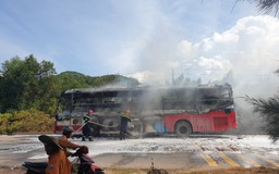 Thừa Thiên - Huế: Xe giường nằm chở 16 hành khách bốc cháy giữa đường