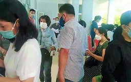 Thừa Thiên - Huế: Cán bộ, giáo viên không đảm bảo giãn cách khi tiêm vắc xin Covid-19