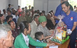 Báo Thanh Niên tặng quà tết cho người nghèo ở biên giới Tây Ninh