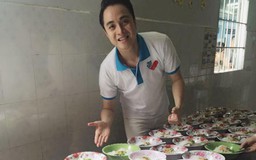 Nhật Tinh Anh phục vụ bánh canh cho trẻ em khuyết tật