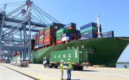 Siêu tàu container cập cảng quốc tế Cái Mép