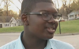 Một thiếu niên tặng cặp vé 900 USD cho cậu bé bị ung thư