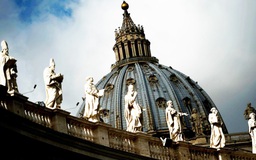 Hồi ký giáo hoàng hưu trí chấn động Vatican
