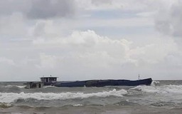 Cứu 3 thuyền viên trên sà lan chở đá bị chìm ở biển Phú Quốc