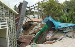 Cần Thơ: Sạt lở đất ven Quốc lộ 80 làm 2 căn nhà sụp xuống sông