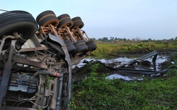 Tai nạn trên cao tốc TP.HCM - Trung Lương: Xe đầu kéo mất lái, lật nhào