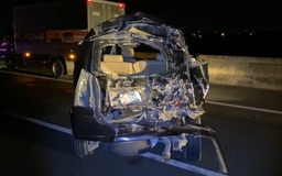 Tai nạn trên cao tốc TP.HCM - Trung Lương: Xe 7 chỗ nổ vỏ, bị xe tải tông nát đuôi