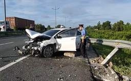 Tai nạn trên cao tốc TP.HCM - Trung Lương: Xe 4 chỗ nát đầu sau cú va chạm với xe tải