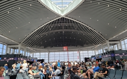 Tranh cãi về việc không giữ giúp hành lý cho người lạ ở sân bay