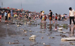 Hình ảnh 'người đi rác ở lại' trên bãi biển gây bức xúc