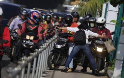 Chuyện nữ đầu bếp Indonesia dang tay chặn xe máy gây ấn tượng mạnh