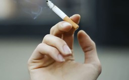Trẻ hít khói thuốc thụ động dễ bị viêm khớp lúc trưởng thành