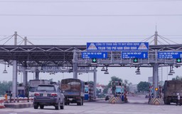 Một tài xế đòi có mức phí riêng khi qua trạm BOT Nam Bình Định