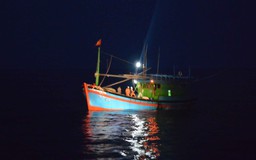 Tàu kiểm ngư cứu nạn 2 ngư dân gặp nạn, đưa về đảo Song Tử Tây
