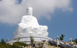 Tượng Phật khổng lồ cao 69 m thu hút hàng ngàn người đến tham quan