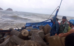 Bình Định: Tàu cá bị sóng đánh dạt vào bờ kè, vỡ tan tành