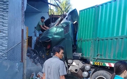 Bình Định: Xe container đâm sập nhà dân bên QL1, một người chết
